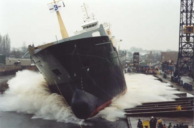 Ship launching balloon installation process