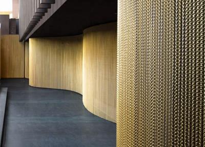 Chine Rideau en aluminium en maille de maillon de chaîne de couleur d'or pour des balcons et des couloirs à vendre
