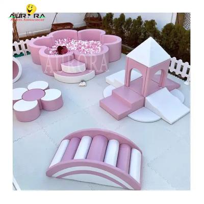 China Conjunto de juegos suave Parque de juegos Pastel Escalar y jugar Bloques suaves Rosa Blanca Mini Flor en venta