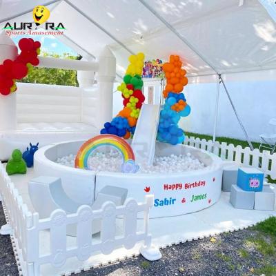 China Popular All White Soft Play Equipamento de playground com cerca e buraco de bola redonda à venda