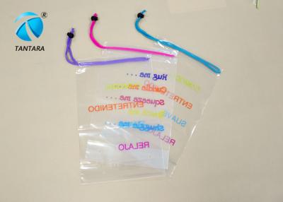 China Las bolsas de plástico biodegradables coloridas del polyethene de las compras para embalar visten en venta