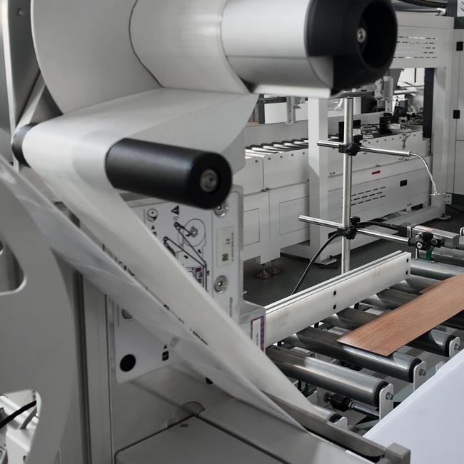 TOVOT Automatic Corner Wrap Around Labeling Machine in operation