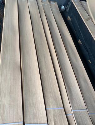 Chine Le grain droit a coupé le bois de chêne blanc plaquent la catégorie du panneau A de 0.45mm pour des meubles à vendre