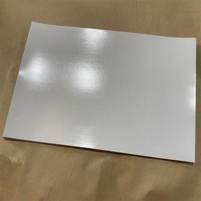 China Papel de vidrio blanco 100% de pulpa virgen de impresión de alto brillo superficie lisa en venta