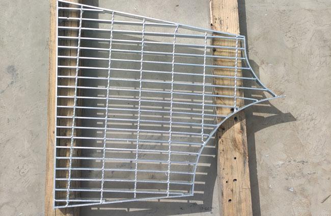 Steel grating with special shape
