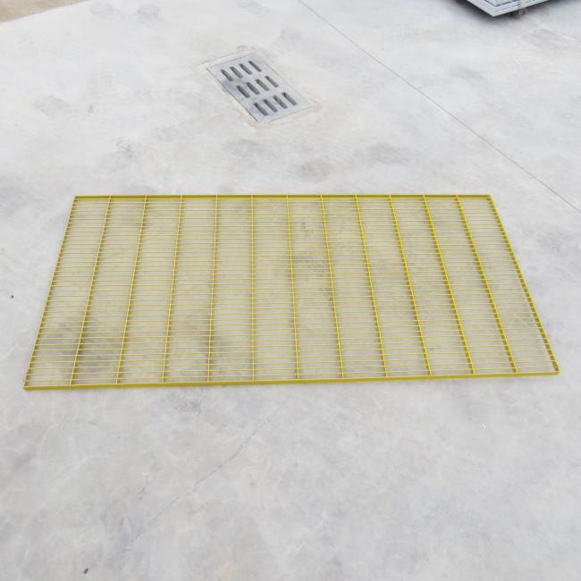 Side fence of chicken cage