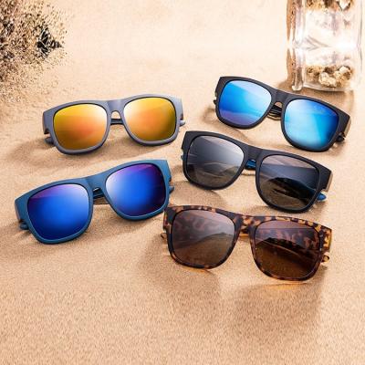 China Óculos de sol polarizados do estilo de vida com os óculos de sol UV do quadro do policarbonato da proteção de 100% à venda