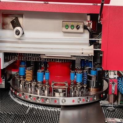 中国 380V 50Hz CNCのタレットの打つ機械3軸線のタレットの出版物の薄板金 販売のため