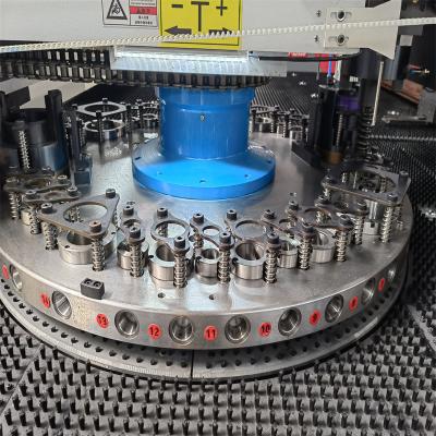 中国 32ワーク・ステーションのタレットの穿孔器出版物300KN CNCの打つ機械 販売のため