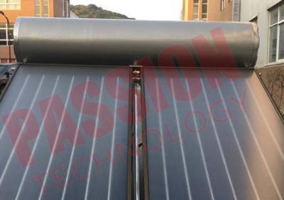 China Placa compacta Acumulador de agua caliente con energía solar Placa plana Recubrimiento de película azul Colector solar en venta