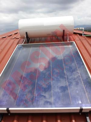 China Calentador de agua solar de placa plana presurizado en el techo, revestimiento de película azul con calentador solar en venta
