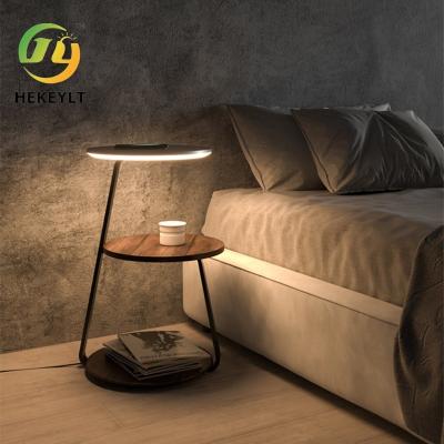 中国 Living Room Wireless Charging Floor Lamp Bedroom Sofa Bedside Table Integrated Lamp 販売のため