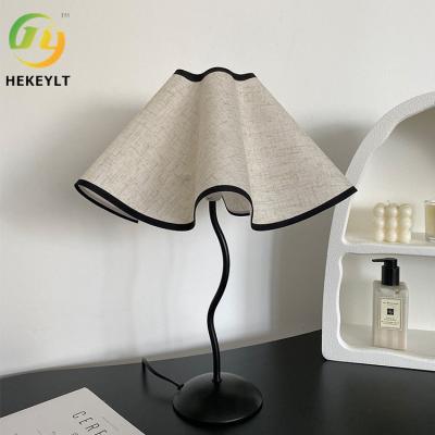 China Modern LED Bedside Table Lamp Petal Umbrella Type S-Bar Metal Bedroom Hotel Table Lamp à venda
