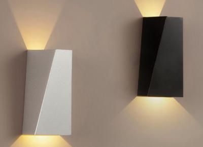 中国 金属の物質的な直径10.5cmの高さ22cmの屋内現代壁ライト 販売のため