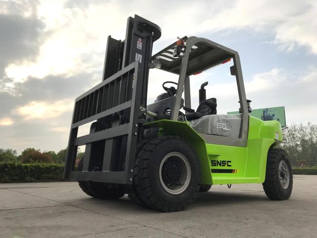 FD50 Diesel Forklift Side View