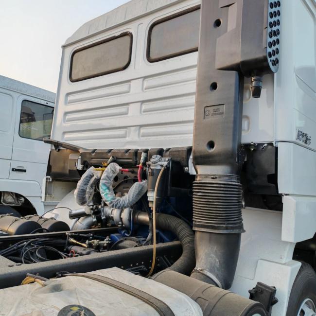 Sinotruk HOWO 6X4 375HP Sleeper Cab Good Condition Tractor Truck for Sale