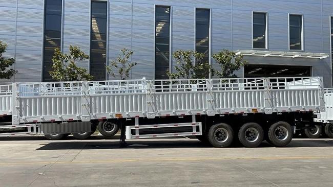 China Manufacturer Hot Sale 3 Axle Side Tipping Dump Semi Trailer 50/60/70 Tons Hydraulic Cylinder