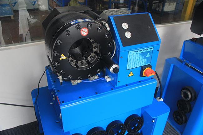 Compact structure of hose crimping machine