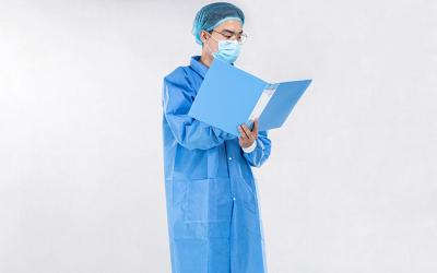 China La capa disponible modificada para requisitos particulares del laboratorio médico envuelve de largo el puño elástico unisex en venta