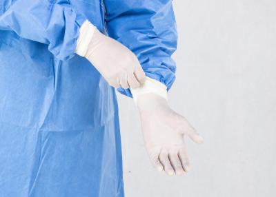 China Los guantes disponibles del examen del látex pulverizaron guantes quirúrgicos médicos se pulverizan libremente en venta