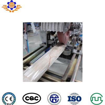 China La cadena de producción de piedra de mármol artificial del PVC materiales decorativos vetea la máquina de la hoja en venta