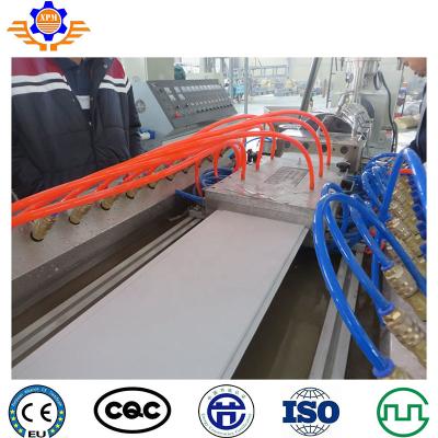 China 60 a la cadena de producción plástica de la hoja 100kg/H el panel de pared del Pvc que hace la fabricación de la máquina en venta