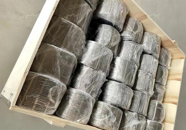 Wire rope mesh fastened on pallets
