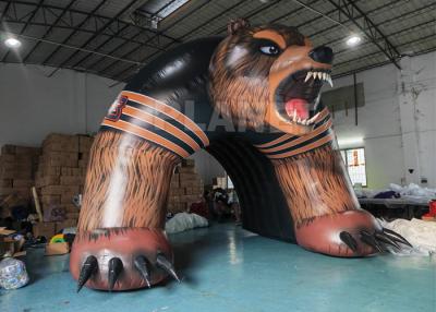 China Custom Team PVC Tarpaulin 20ft Giant Bear Football Inflatable Bear Football Mascot Sports Tunnels en venta