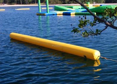 Chine Les jeux de l'eau de triathlon ont utilisé la balise gonflable de flottement de formation de cylindre de long tube pour le parc aquatique emballant des marques à vendre