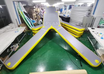 Chine Parc aquatique gonflable Australie flottant Y pour former le dock gonflable de stationnement de plate-forme de ponton des sports aquatiques Y à vendre
