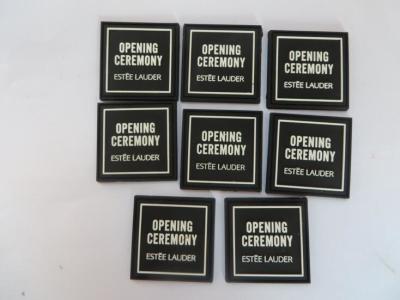 China Color suave de encargo del negro de la etiqueta de la ropa de la solapa del PVC de Estee Lauder 3d para la ceremonia abierta, el artículo y la prenda impermeable en venta