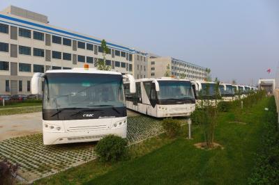 China Autobús ancho internacional del cuerpo del autobús de lanzadera del aeropuerto con el sistema de direcciones público DC24V 240W en venta