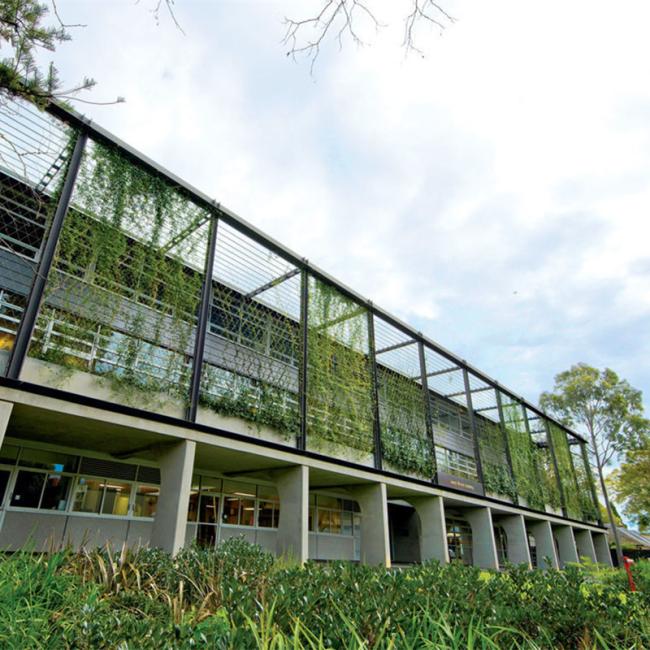 Balustrade Mesh Stainless steel rope mesh is also used for the balustrade of stair or balcony. It can make the stair grand, beautiful and safer. Suspension Bridge Railing Mesh Stainless steel rope mesh is also mainly used in the suspension bridge railing. Helideck Mesh Stainless steel rope mesh can ensure the safety of helicopters and passengers when it is used as the helideck mesh. It is installed around the helicopter landing deck.