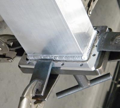 中国 アルミニウム ブラケットの部品のためのTIGによって溶接されるアルミニウム正方形の管CNCの機械化の部品 販売のため