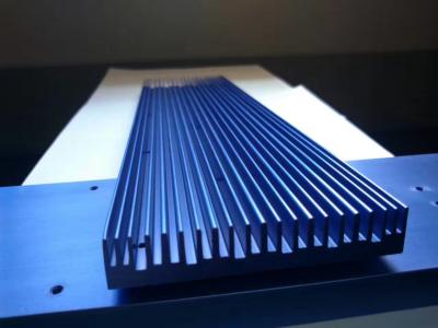 China Disipador de calor de aluminio de anodización 6061T6 con los agujeros de la precisión del CNC en venta