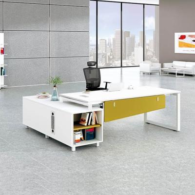 China Conjuntos de mesas de escritório executivas em forma de L branco simples com defletor de madeira à venda