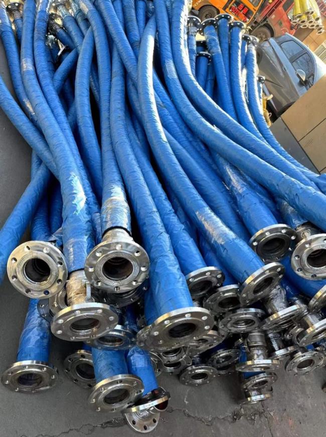 Slurry suction hose end fittings and connection details
