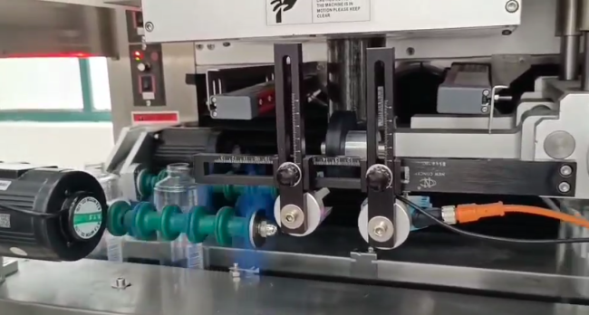 Bottle shrinking sleeve machine with unscramble sorter - equipment overview