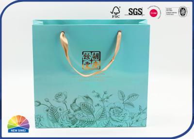 Chine 4C a imprimé le cadeau de papier d'emballage met en sac les poignées 80gsm de Logo Gold Stamping With Ribbon à vendre