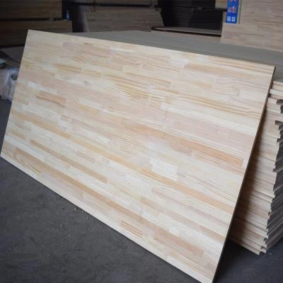 Chine Le bois solide structurel d'intérieur lambrisse le panneau amorcé commun de doigt de pin de Radiata à vendre