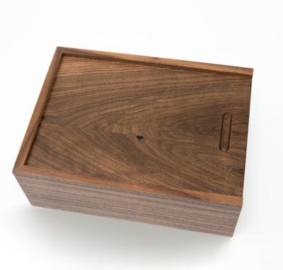China La pequeña caja de regalo de madera moderna con la cubierta de vaivén que tallaba la tapa personalizó en venta