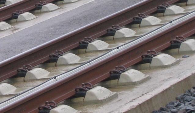 Oxide Black Rail Fastening System For Railroad 44 - 48HRC Hardness