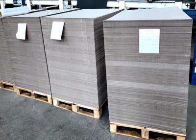 Chine le double gris de carton de carton de 700 x de 1000mm complètement a dégrossi pulpe mélangée par carton à vendre