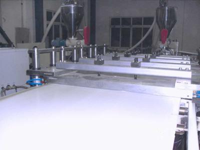 中国 耐震性ポリ塩化ビニールの泡板放出ライン天候抵抗力がある熱絶縁材 販売のため
