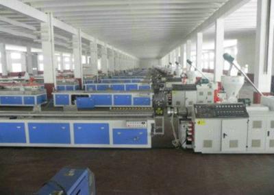 China PVC que bordea la máquina plástica del tablero, cadena de producción del tablero de Wpc del gabinete en venta