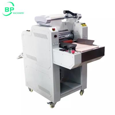 Chine Machine automatique de stratification ou de stratification de film simple face BP390A avec alimentation automatique et coupe automatique à vendre
