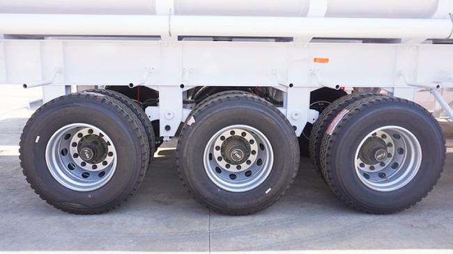 TITAN 3 axle 35/40 tons pneumatic sand cement powder truck trailer