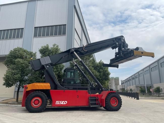 45000kg Container Reach Stacker With CUMMINS QSM11-330 Engine 1