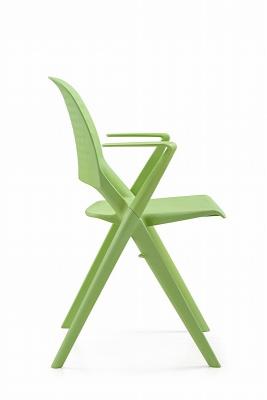 中国 現代の積み重ねられる食堂椅子 緑色プラスチック食堂椅子 家具装飾用 販売のため