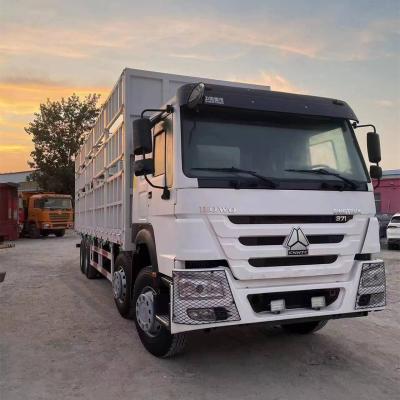 中国 Manual Transmission Used Cargo Trucks With Euro2 Emission And Capacity Of 10-50 Tons 販売のため
